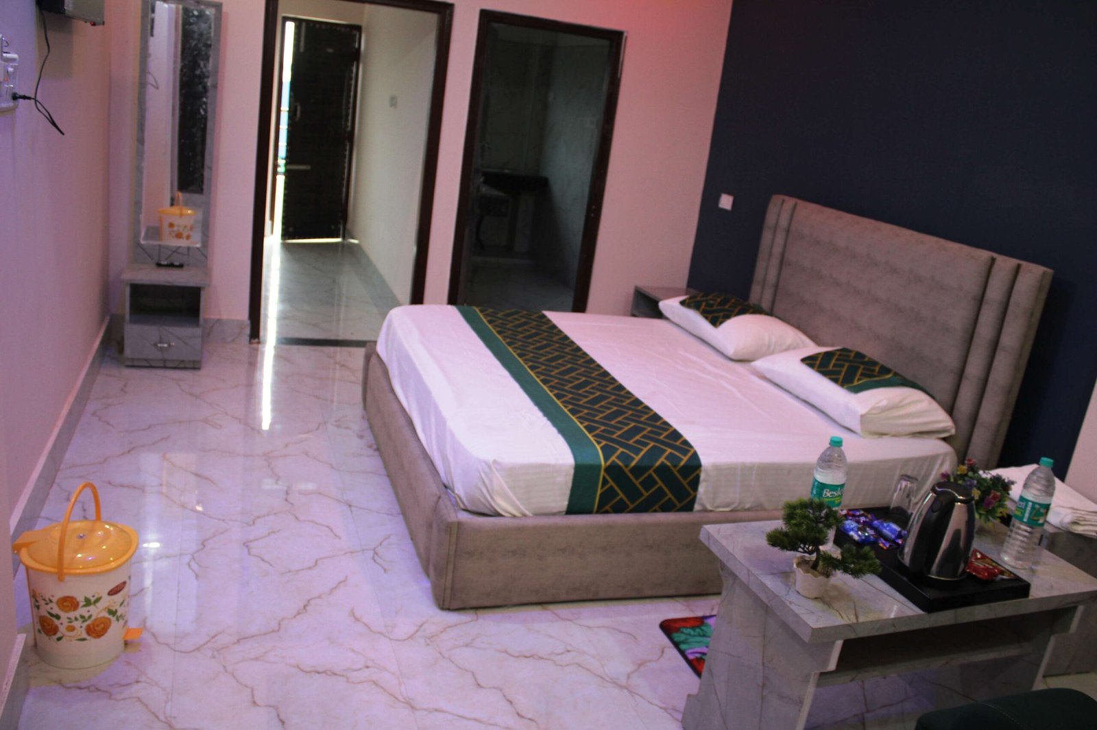 Hotel Eden Inn Room 04